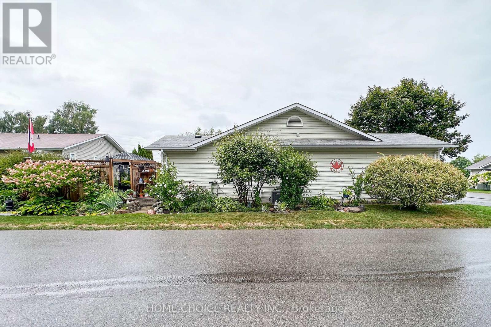 Photo 27 of 29 Cornerbrook Court, Clarington ON