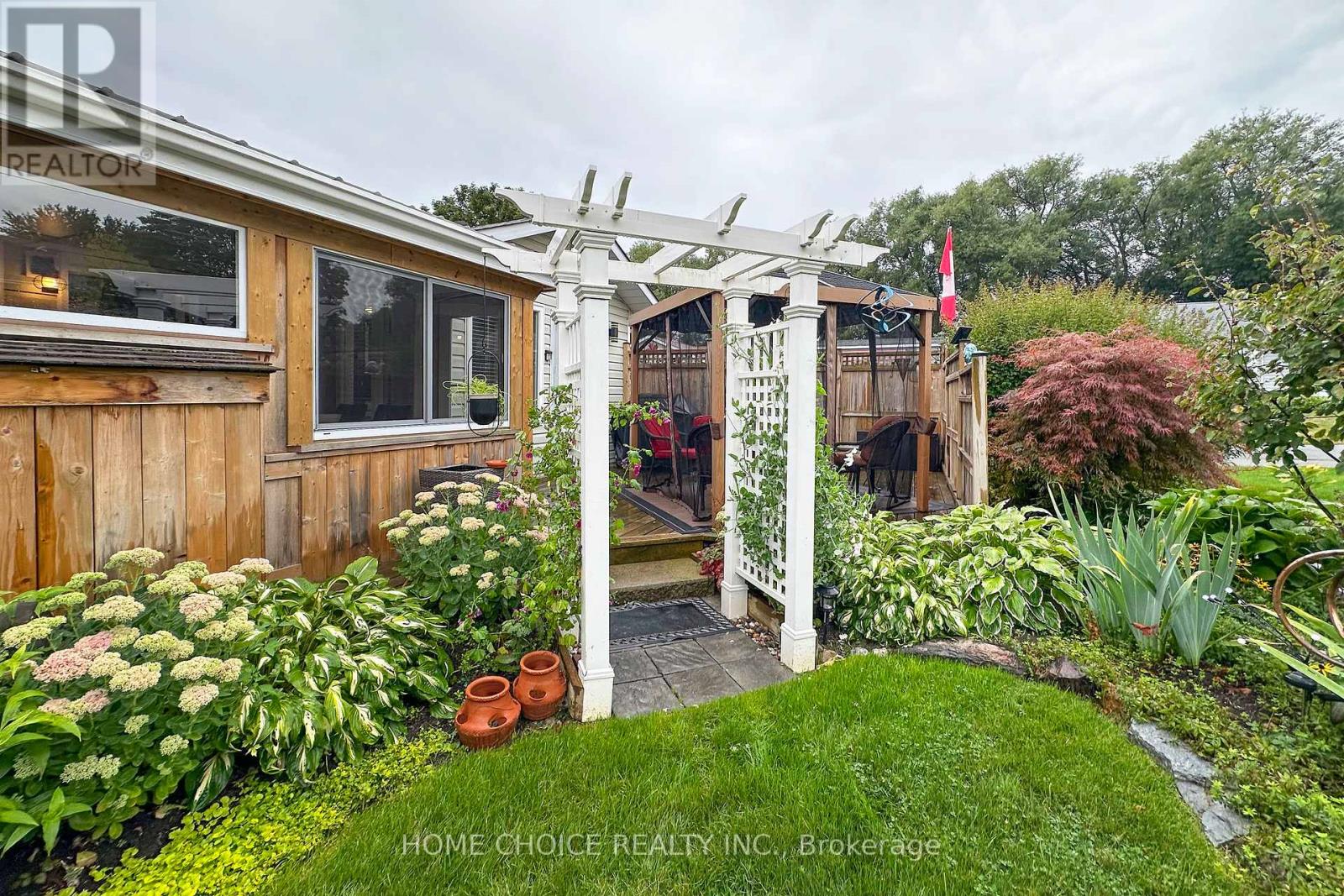 Photo 31 of 29 Cornerbrook Court, Clarington ON