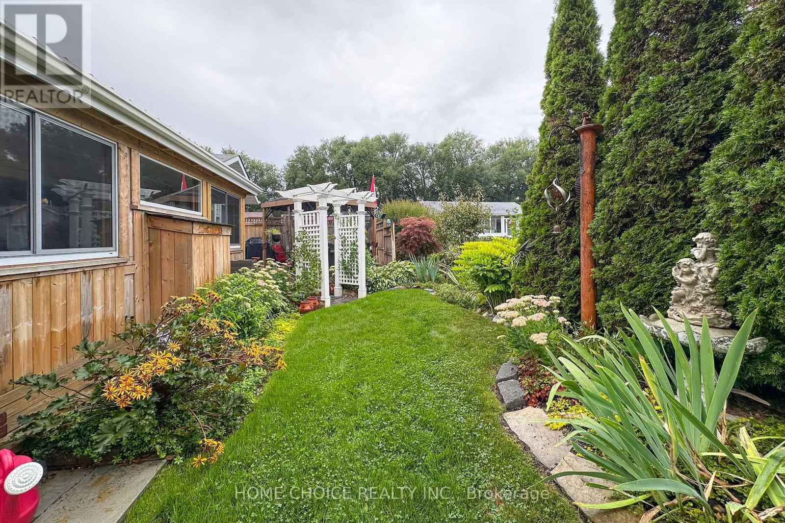 Photo 33 of 29 Cornerbrook Court, Clarington ON