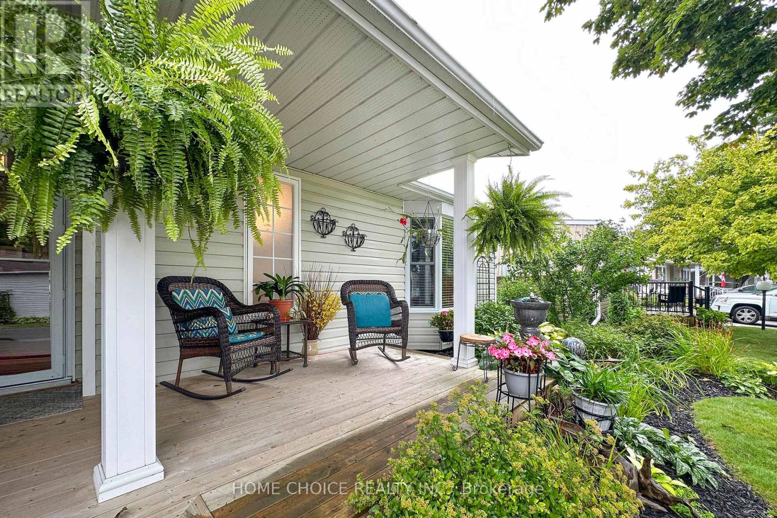 Photo 4 of 29 Cornerbrook Court, Clarington ON