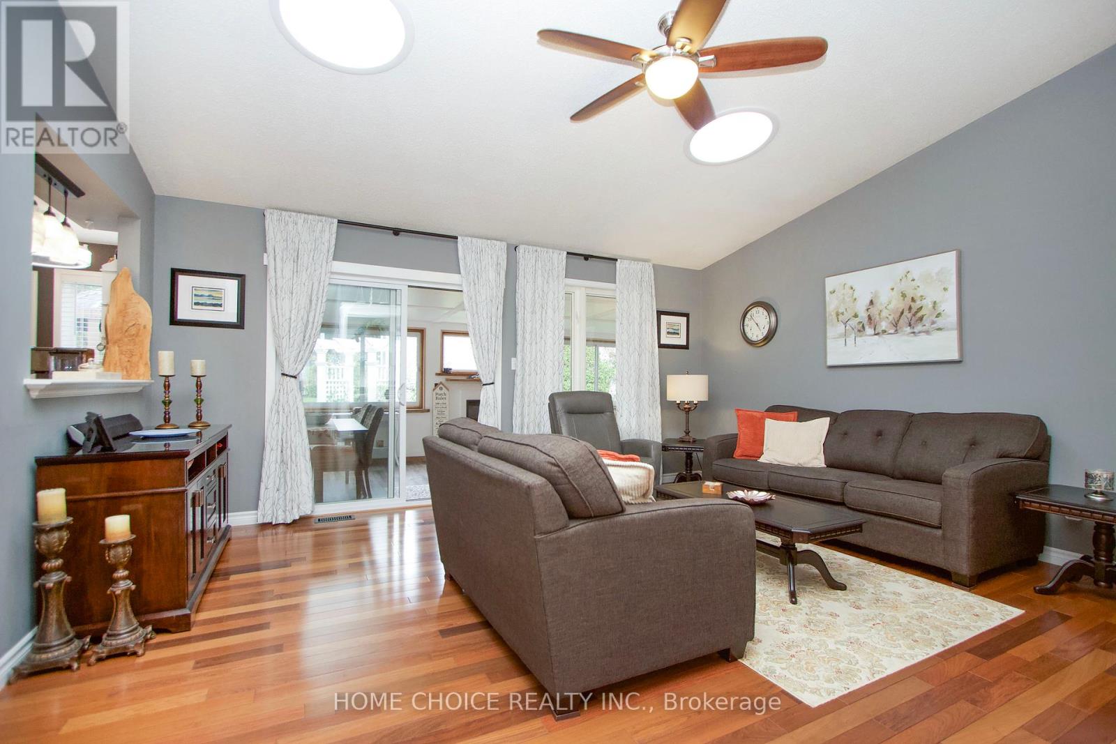 Photo 6 of 29 Cornerbrook Court, Clarington ON