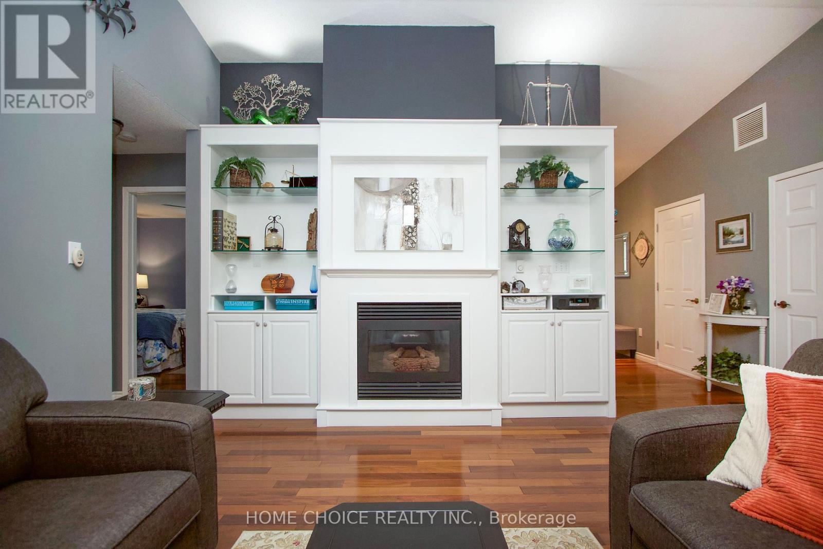 Photo 9 of 29 Cornerbrook Court, Clarington ON