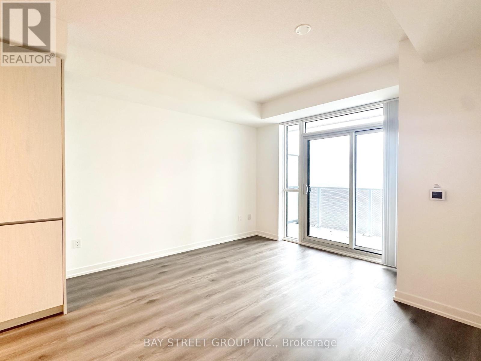 Photo 10 of 4102 28 Interchange Way, Vaughan ON