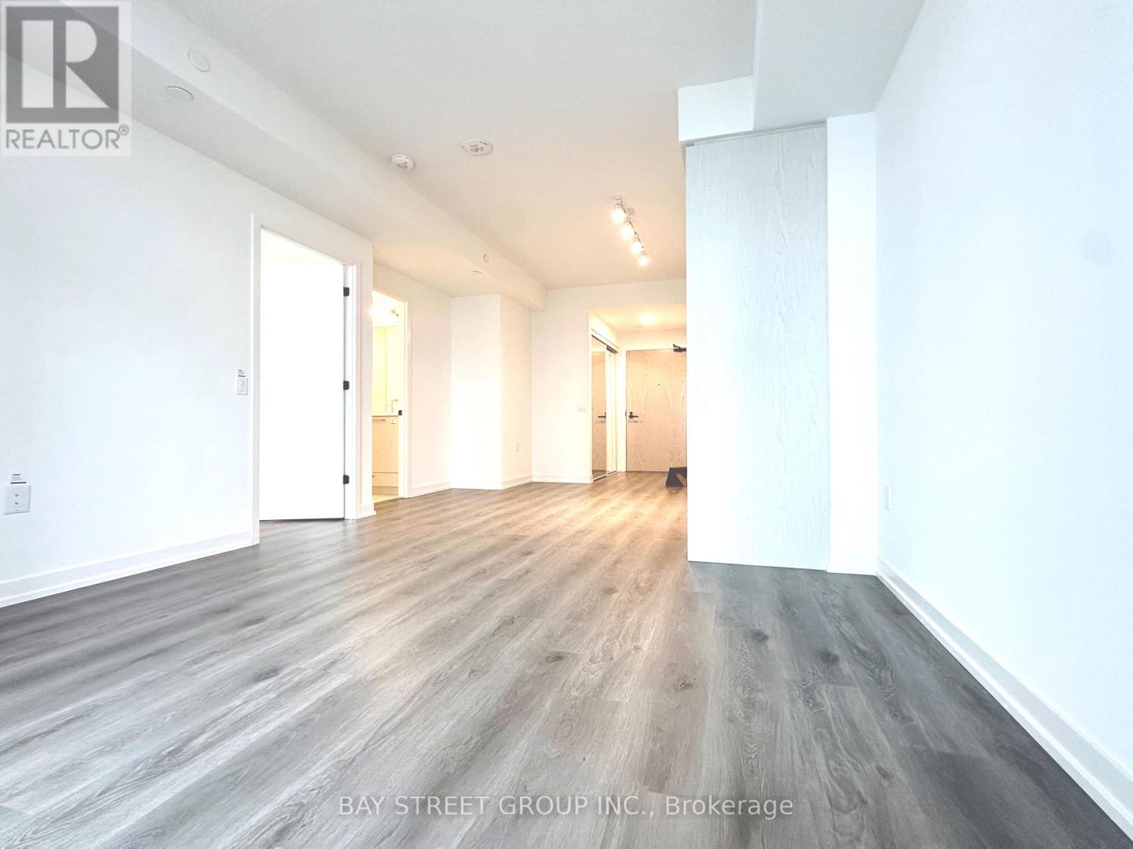 Photo 11 of 4102 28 Interchange Way, Vaughan ON