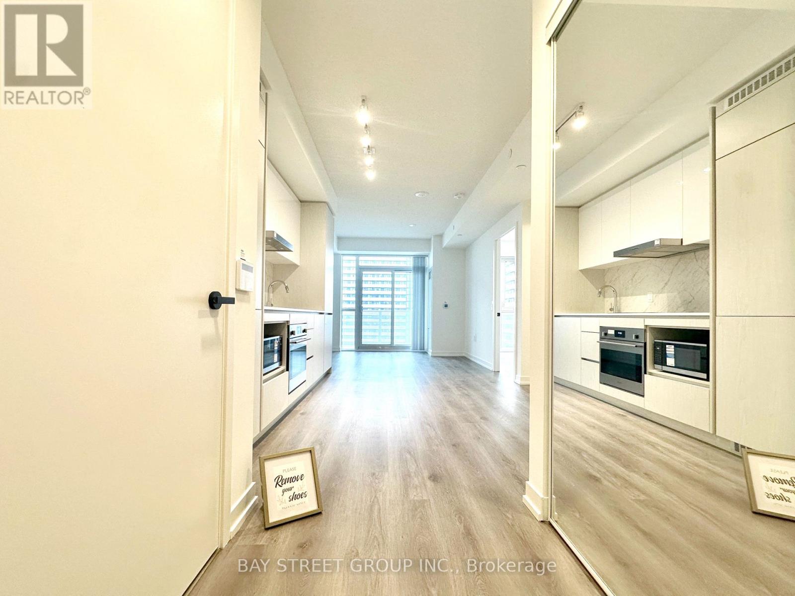 Photo 2 of 4102 28 Interchange Way, Vaughan ON