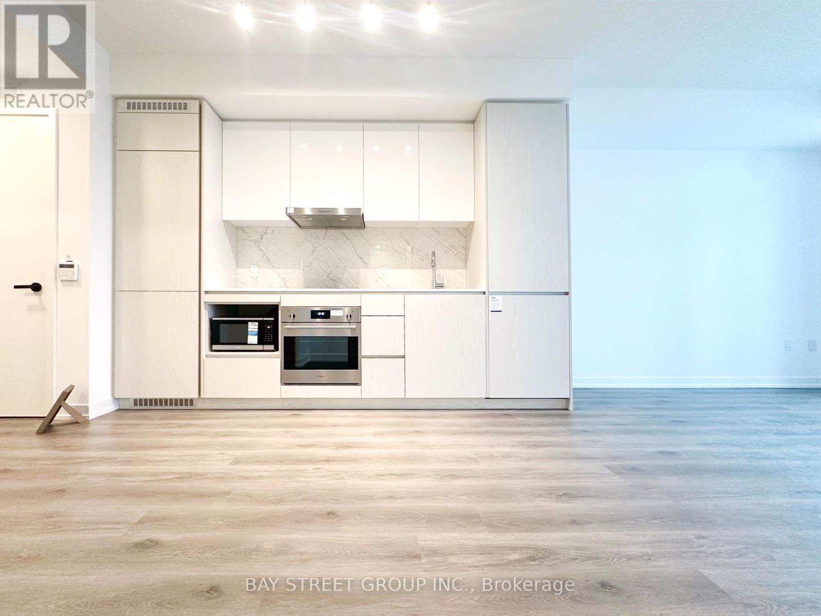 Photo 5 of 4102 28 Interchange Way, Vaughan ON