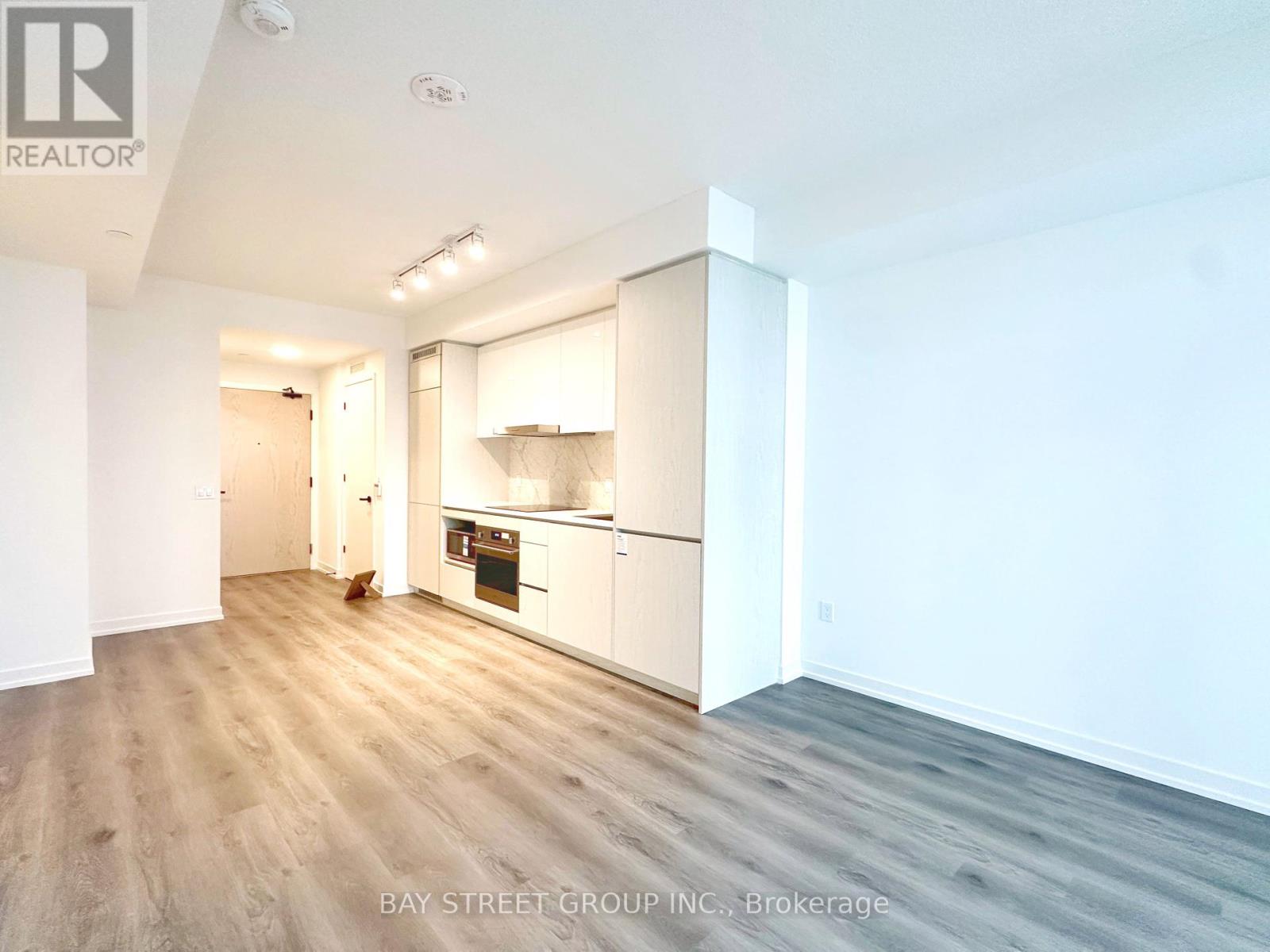 Photo 7 of 4102 28 Interchange Way, Vaughan ON