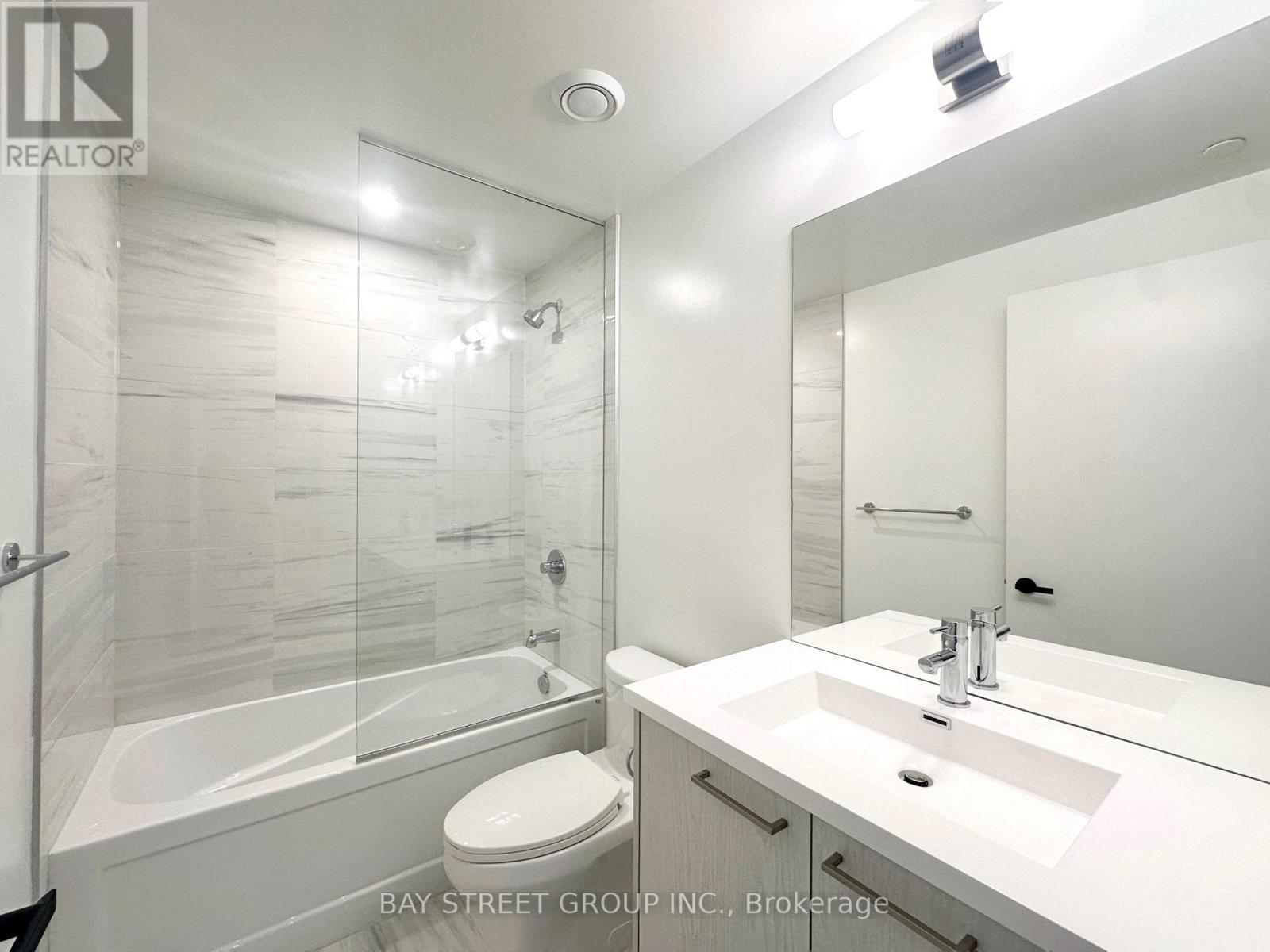 Photo 8 of 4102 28 Interchange Way, Vaughan ON