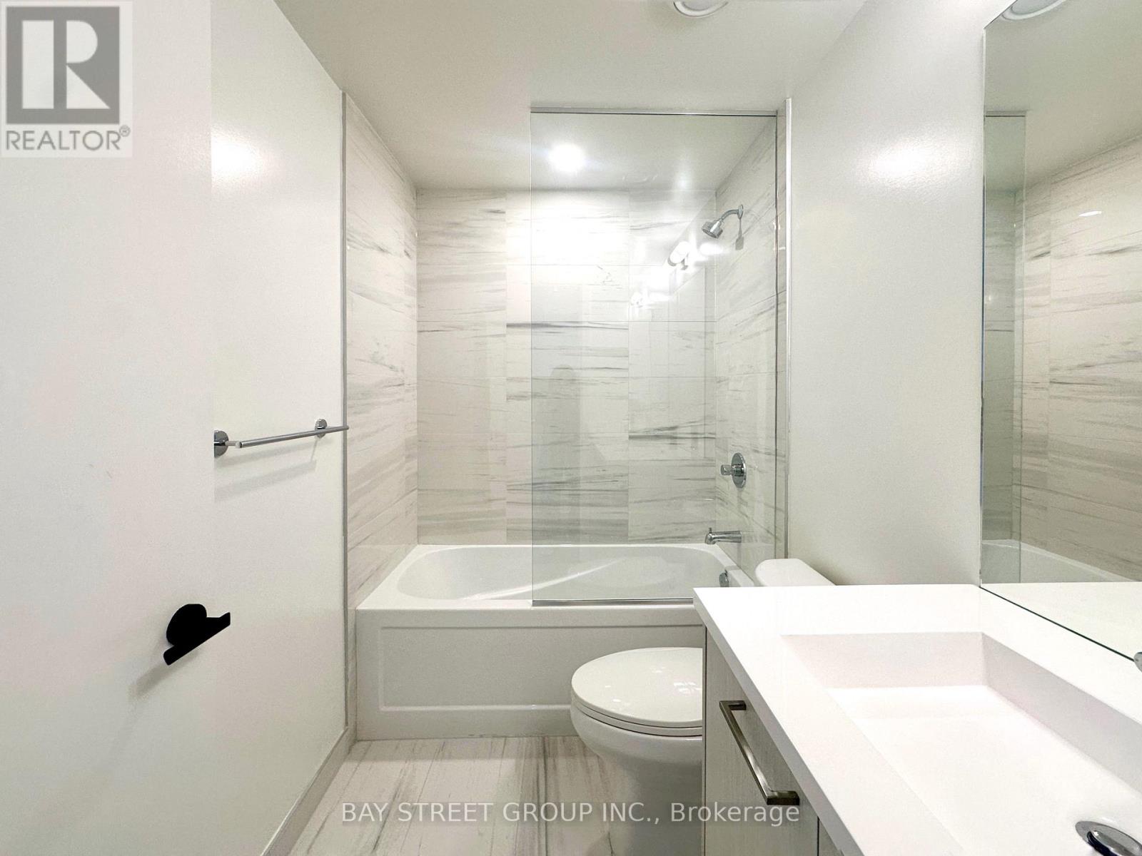 Photo 9 of 4102 28 Interchange Way, Vaughan ON