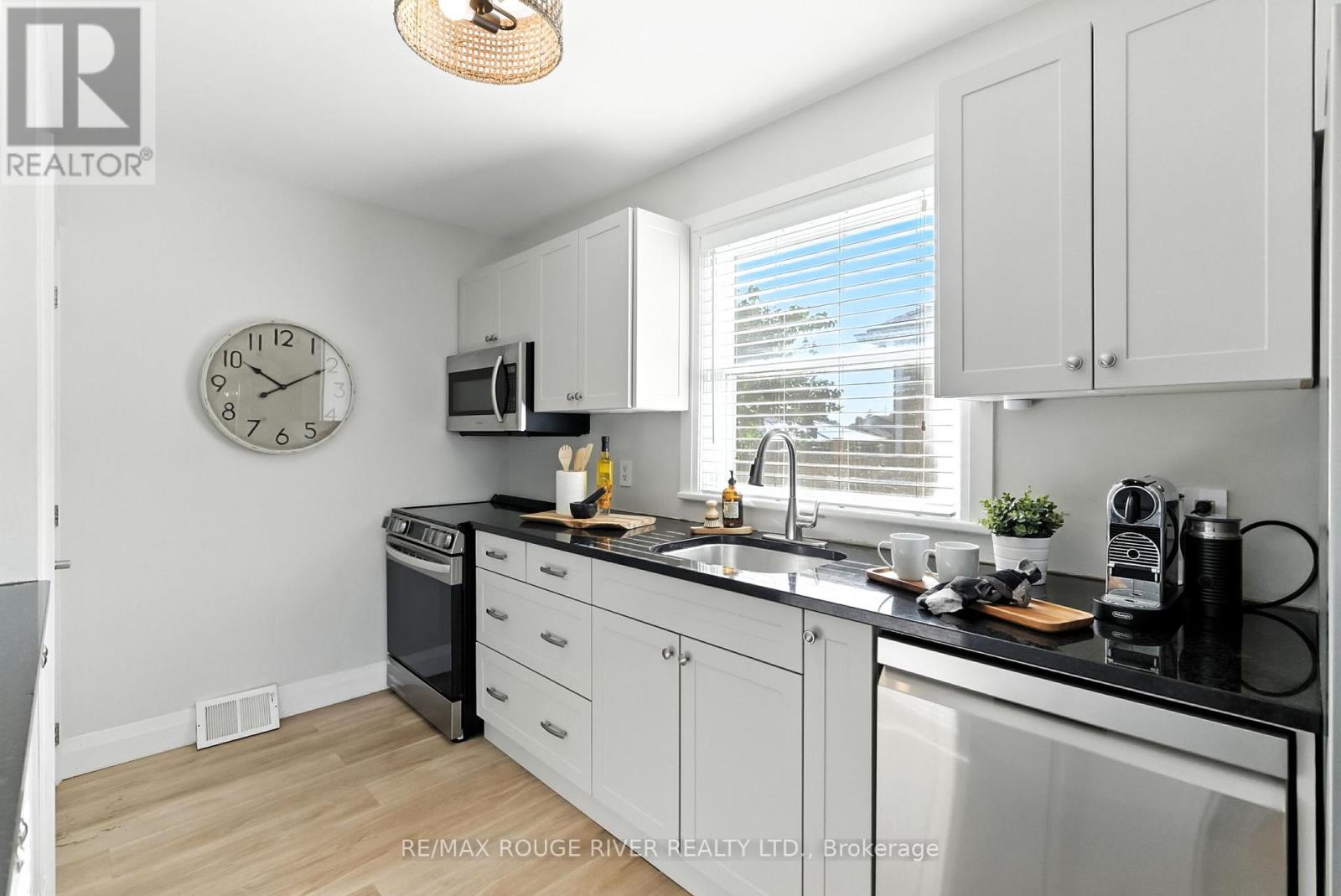 Photo 12 of 39 Southway Drive, Clarington ON