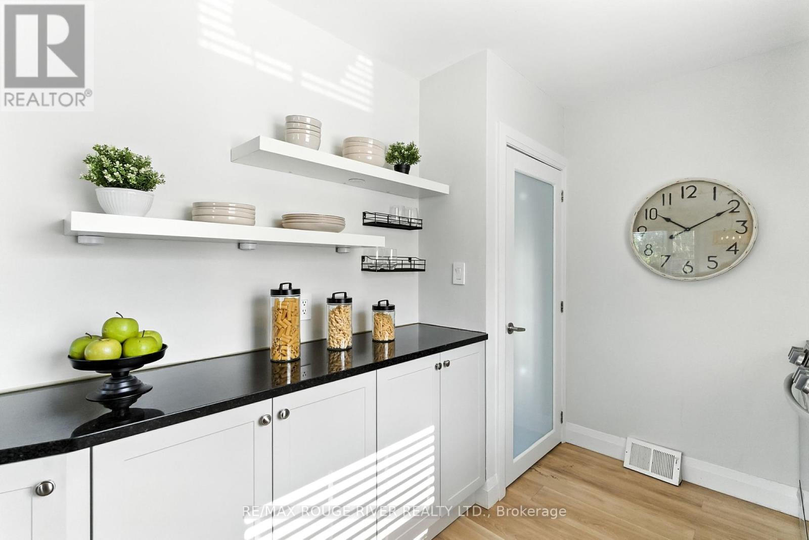 Photo 14 of 39 Southway Drive, Clarington ON