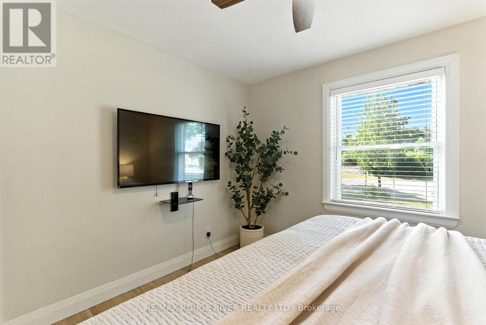 Photo 18 of 39 Southway Drive, Clarington ON