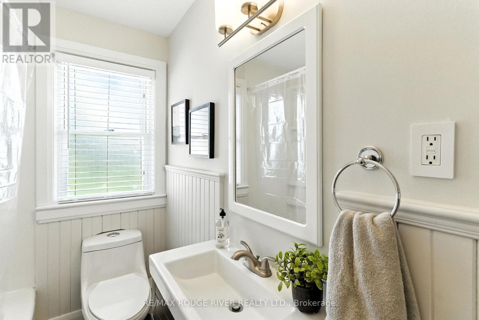 Photo 23 of 39 Southway Drive, Clarington ON
