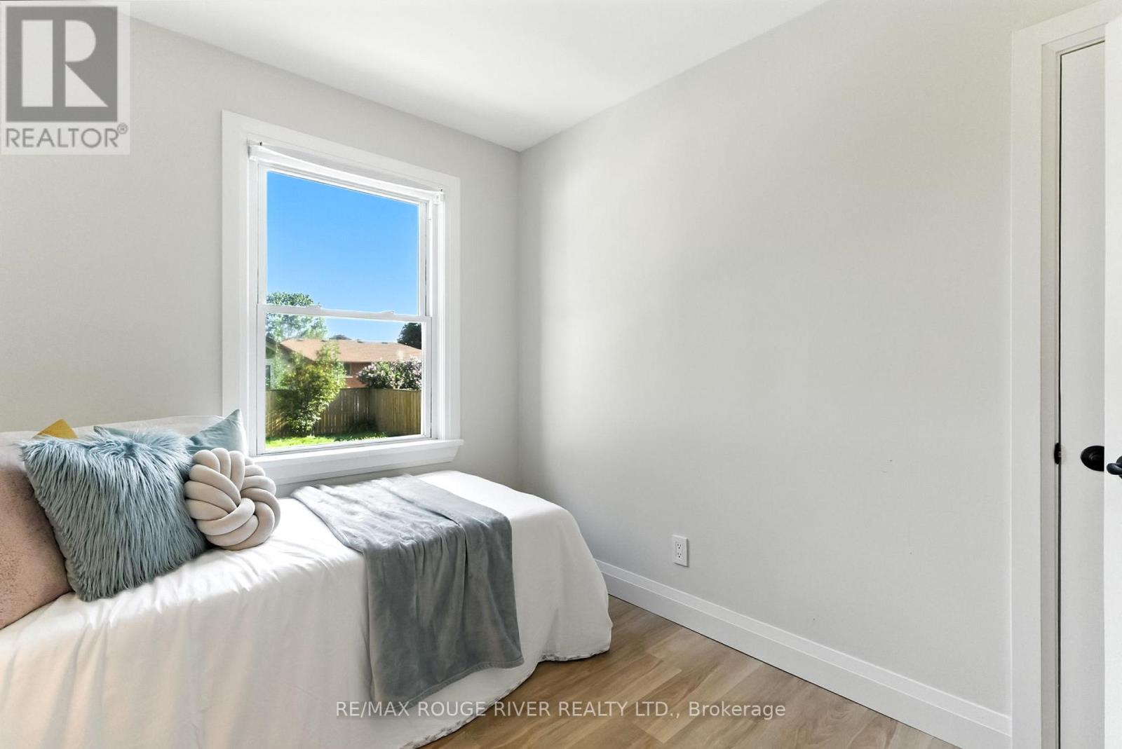 Photo 27 of 39 Southway Drive, Clarington ON