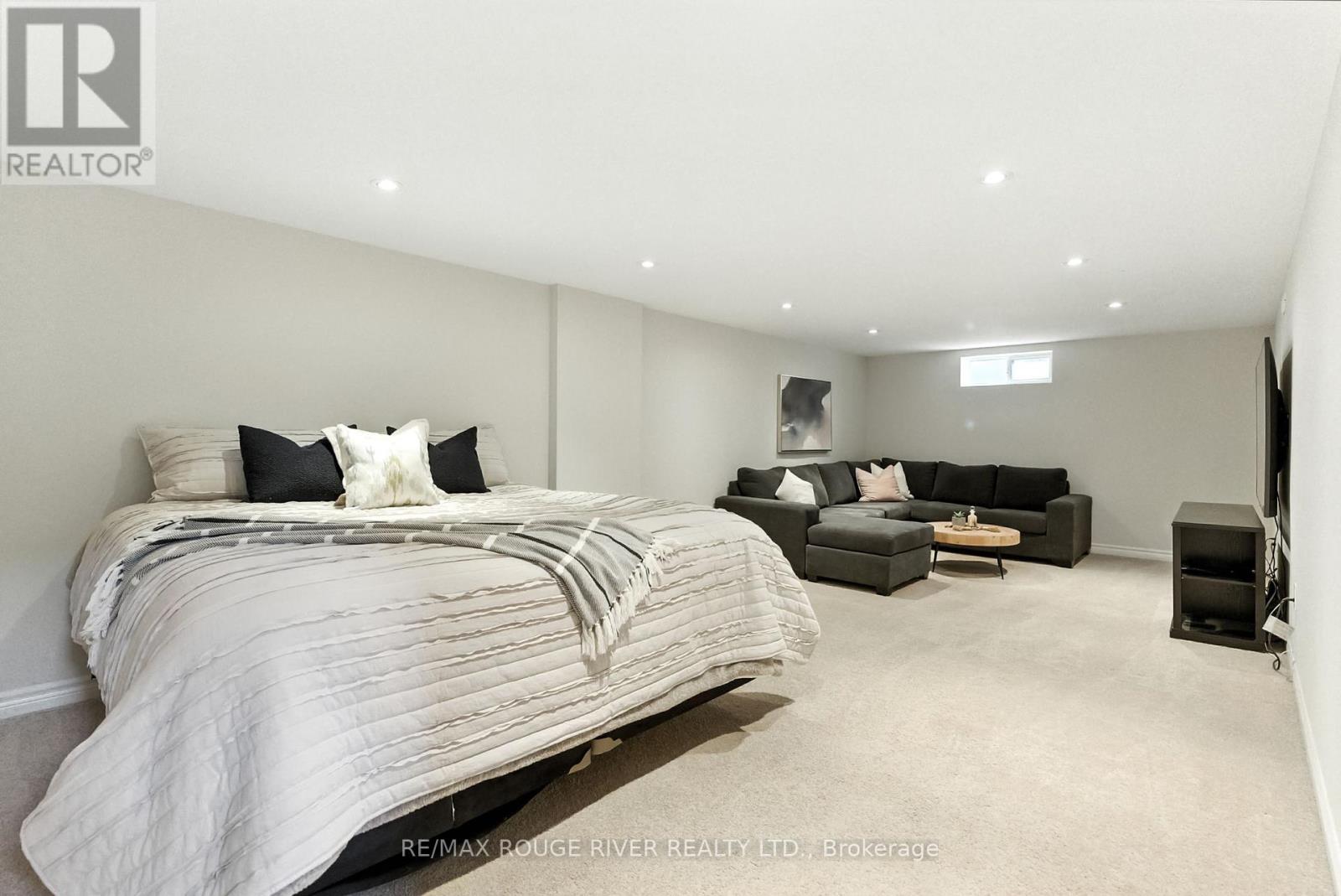 Photo 31 of 39 Southway Drive, Clarington ON