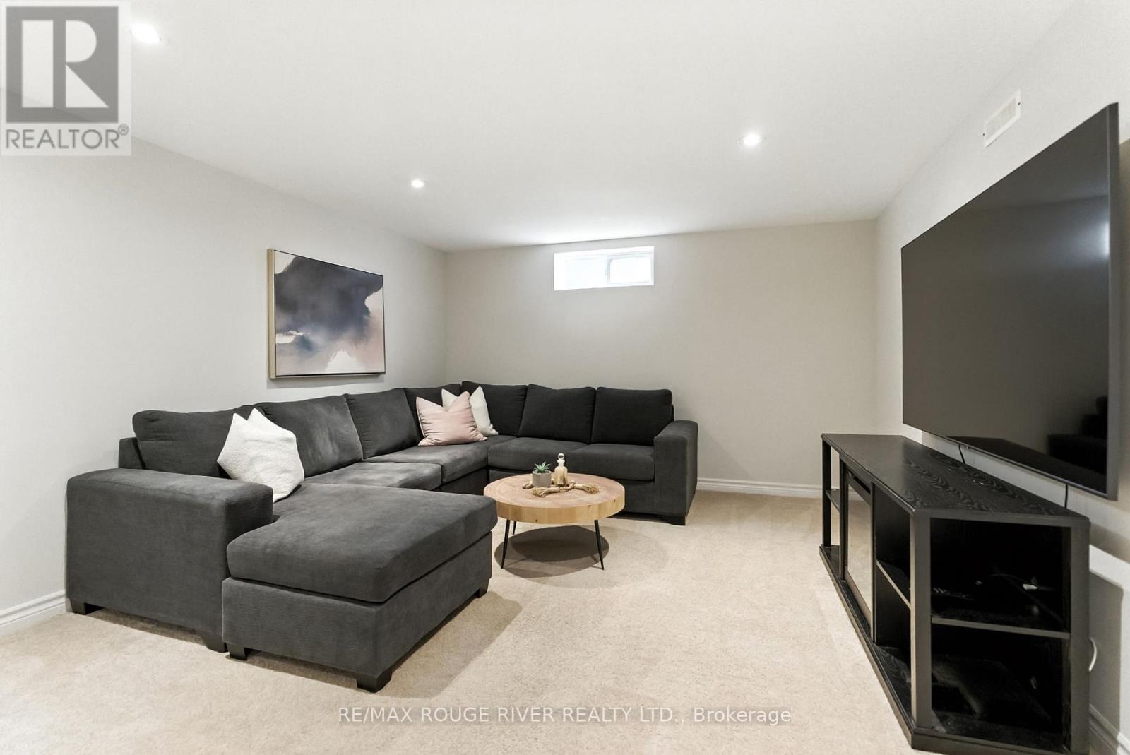 Photo 32 of 39 Southway Drive, Clarington ON
