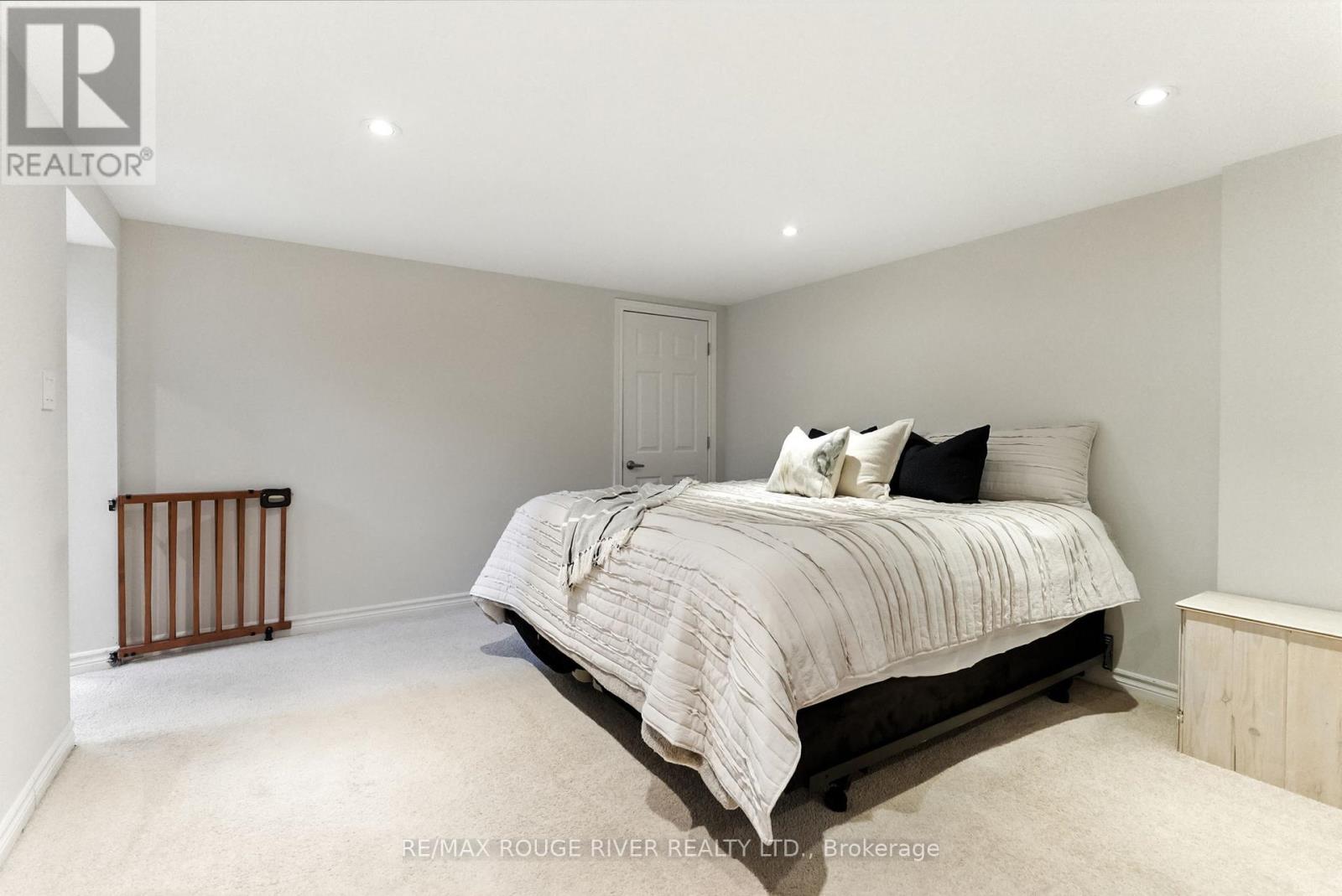 Photo 35 of 39 Southway Drive, Clarington ON