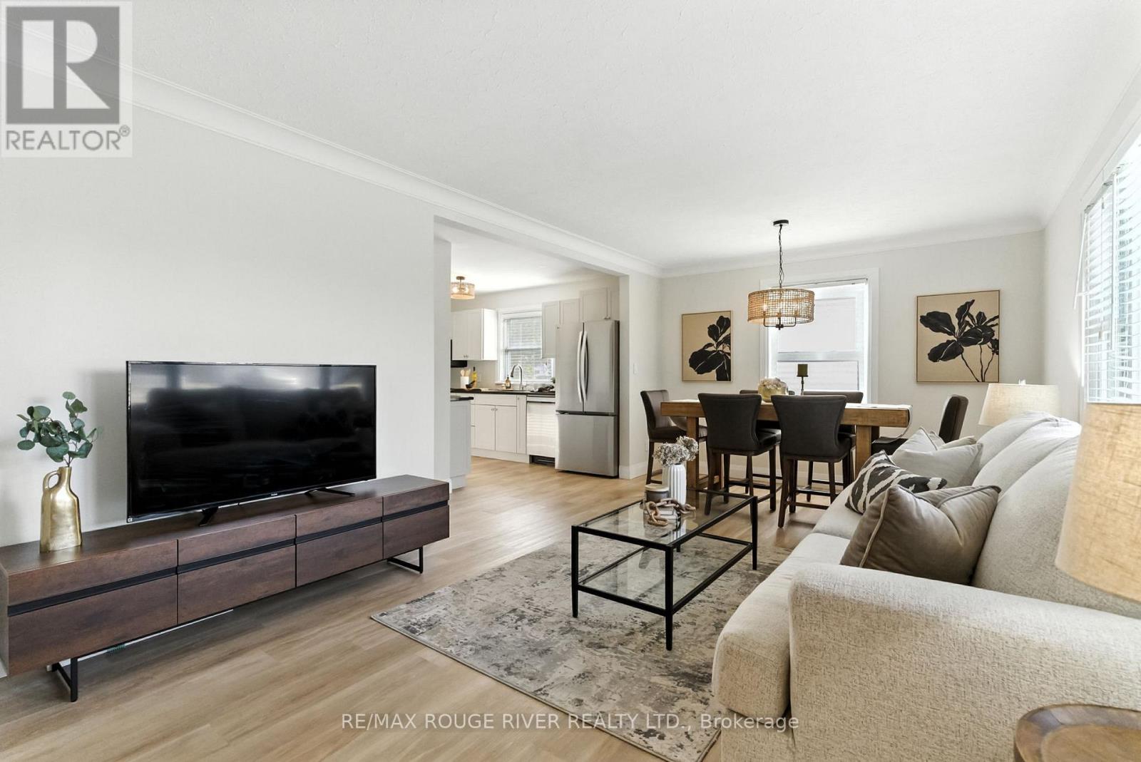 Photo 8 of 39 Southway Drive, Clarington ON