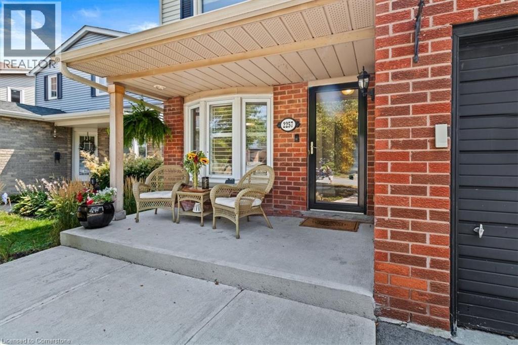 Photo 3 of 2257 Silverbirch Court, Burlington ON