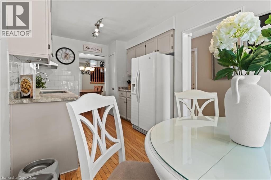 Photo 5 of 2257 Silverbirch Court, Burlington ON