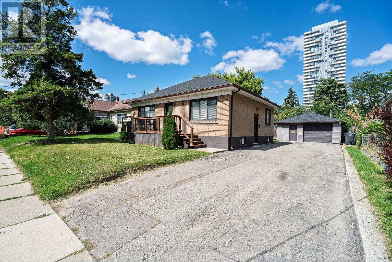 Photo 1 of 32 Eastern Avenue, Brampton ON