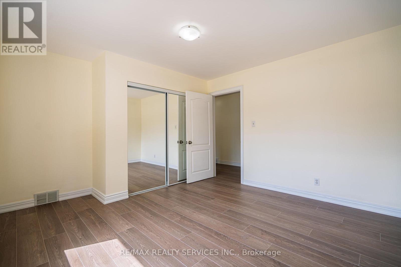 Photo 11 of 32 Eastern Avenue, Brampton ON