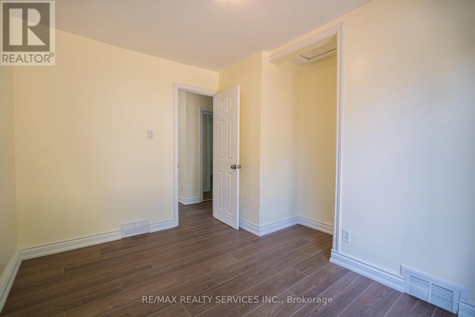 Photo 12 of 32 Eastern Avenue, Brampton ON