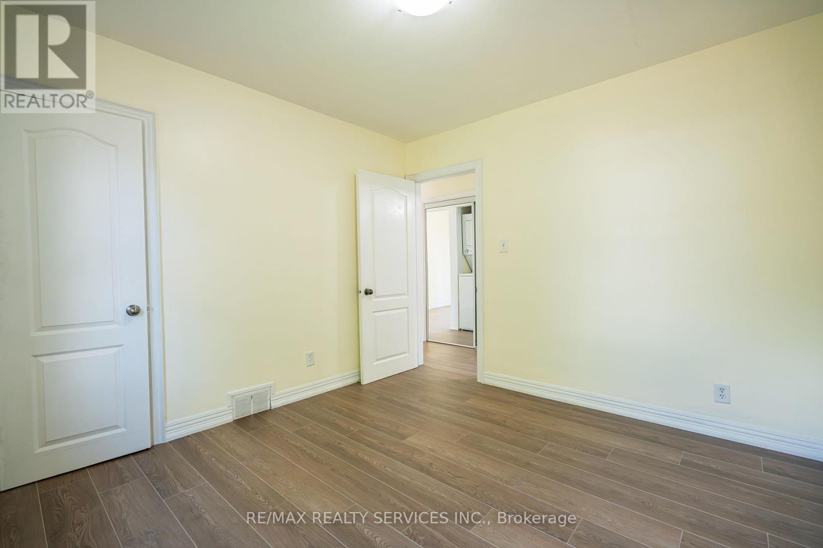 Photo 13 of 32 Eastern Avenue, Brampton ON