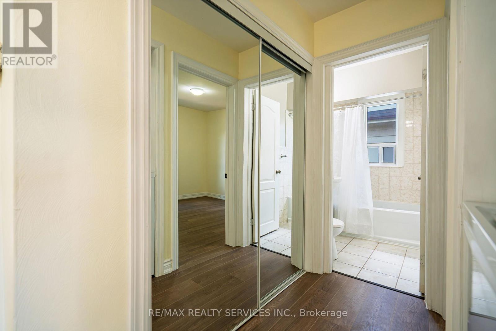 Photo 15 of 32 Eastern Avenue, Brampton ON