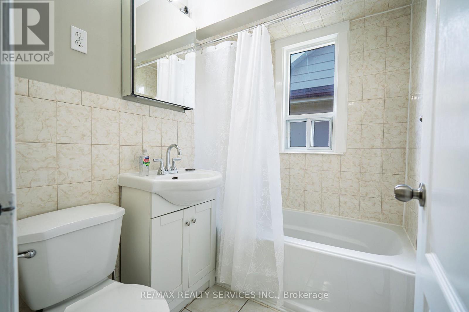 Photo 16 of 32 Eastern Avenue, Brampton ON