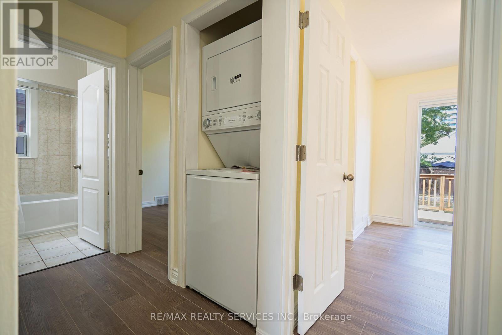 Photo 17 of 32 Eastern Avenue, Brampton ON