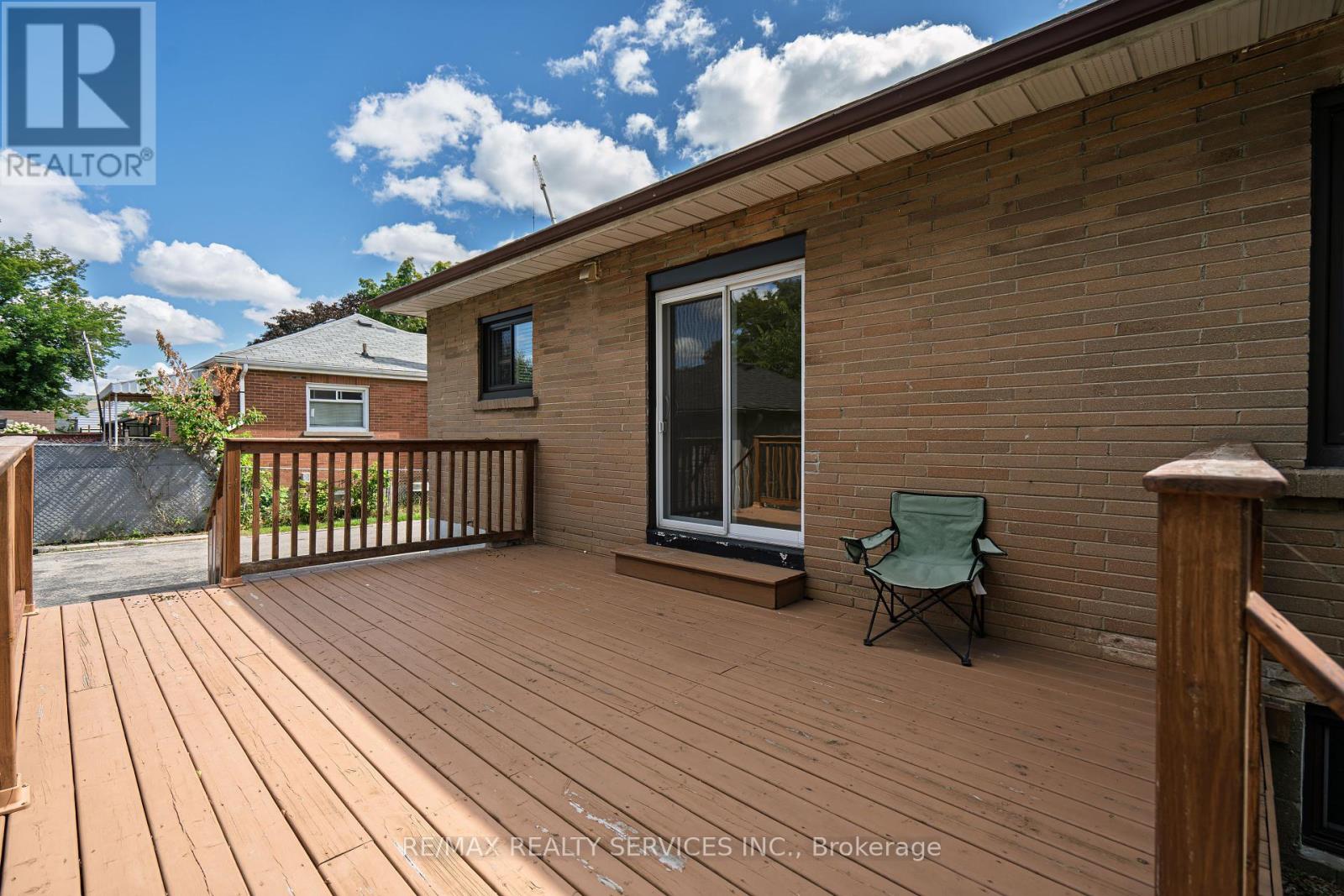 Photo 18 of 32 Eastern Avenue, Brampton ON