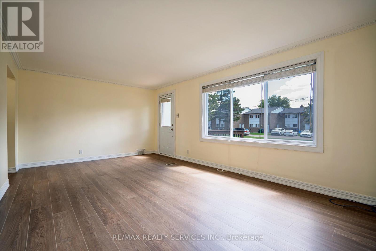 Photo 2 of 32 Eastern Avenue, Brampton ON
