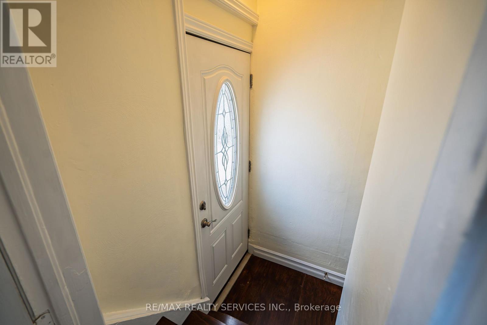 Photo 20 of 32 Eastern Avenue, Brampton ON