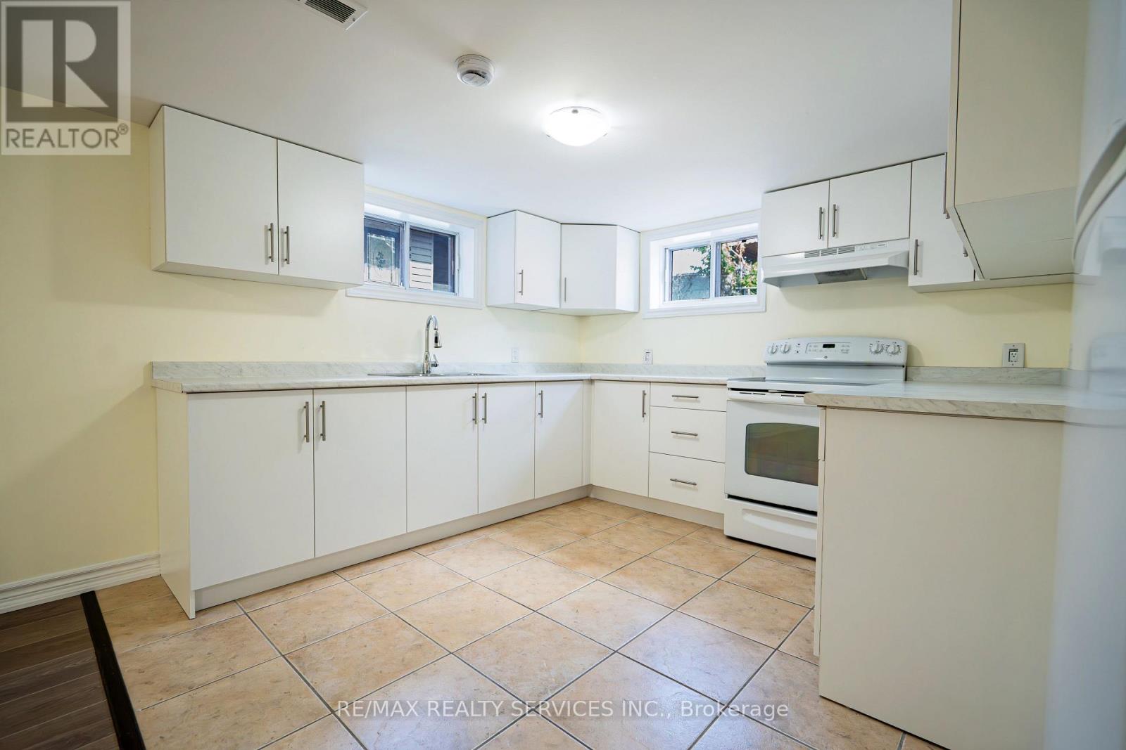 Photo 23 of 32 Eastern Avenue, Brampton ON