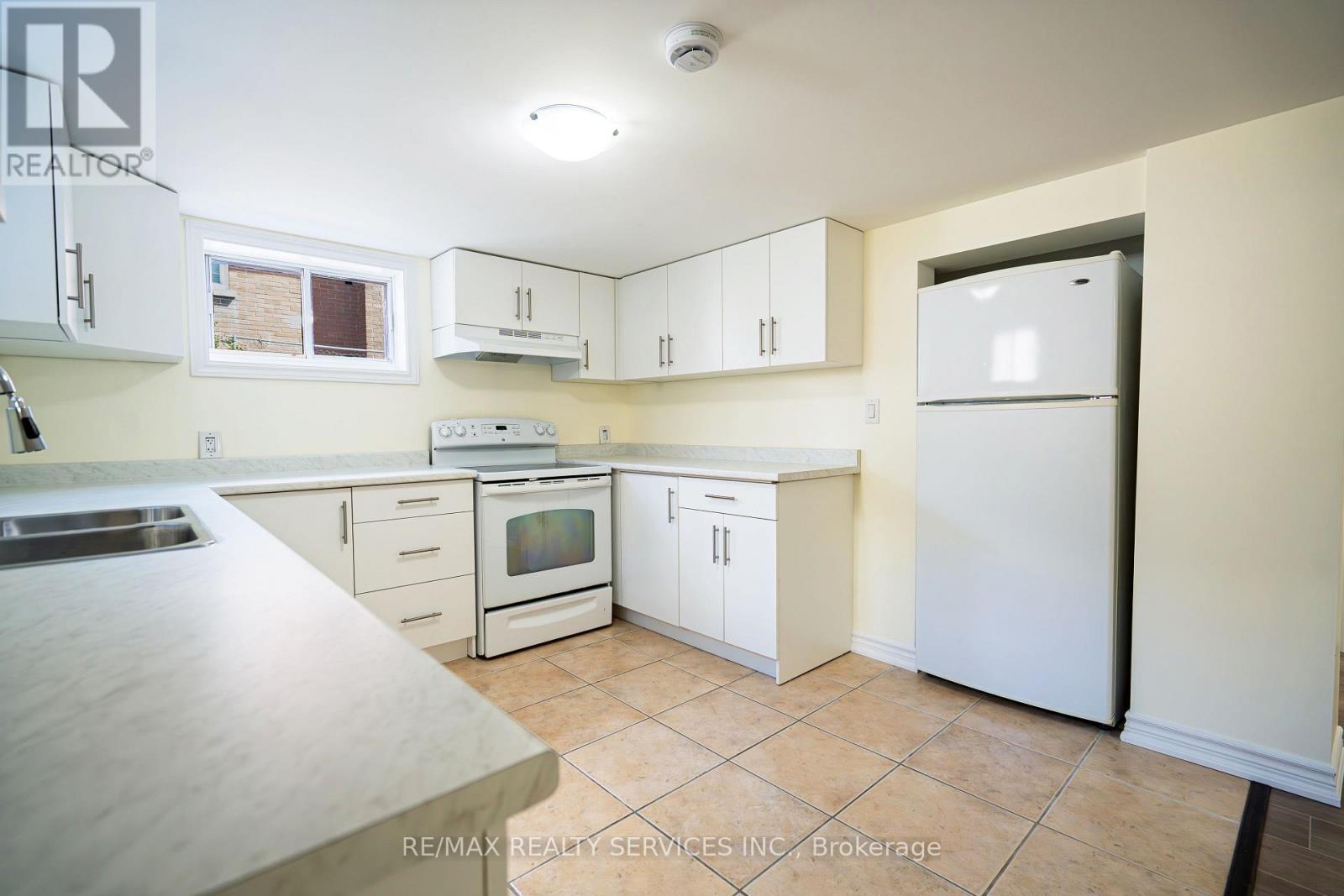Photo 24 of 32 Eastern Avenue, Brampton ON