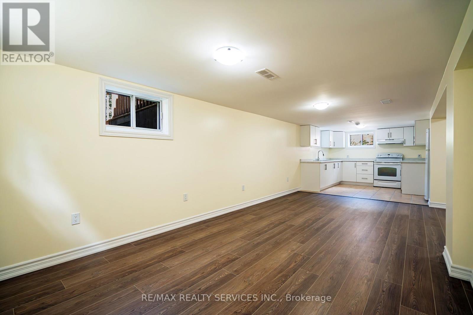 Photo 25 of 32 Eastern Avenue, Brampton ON