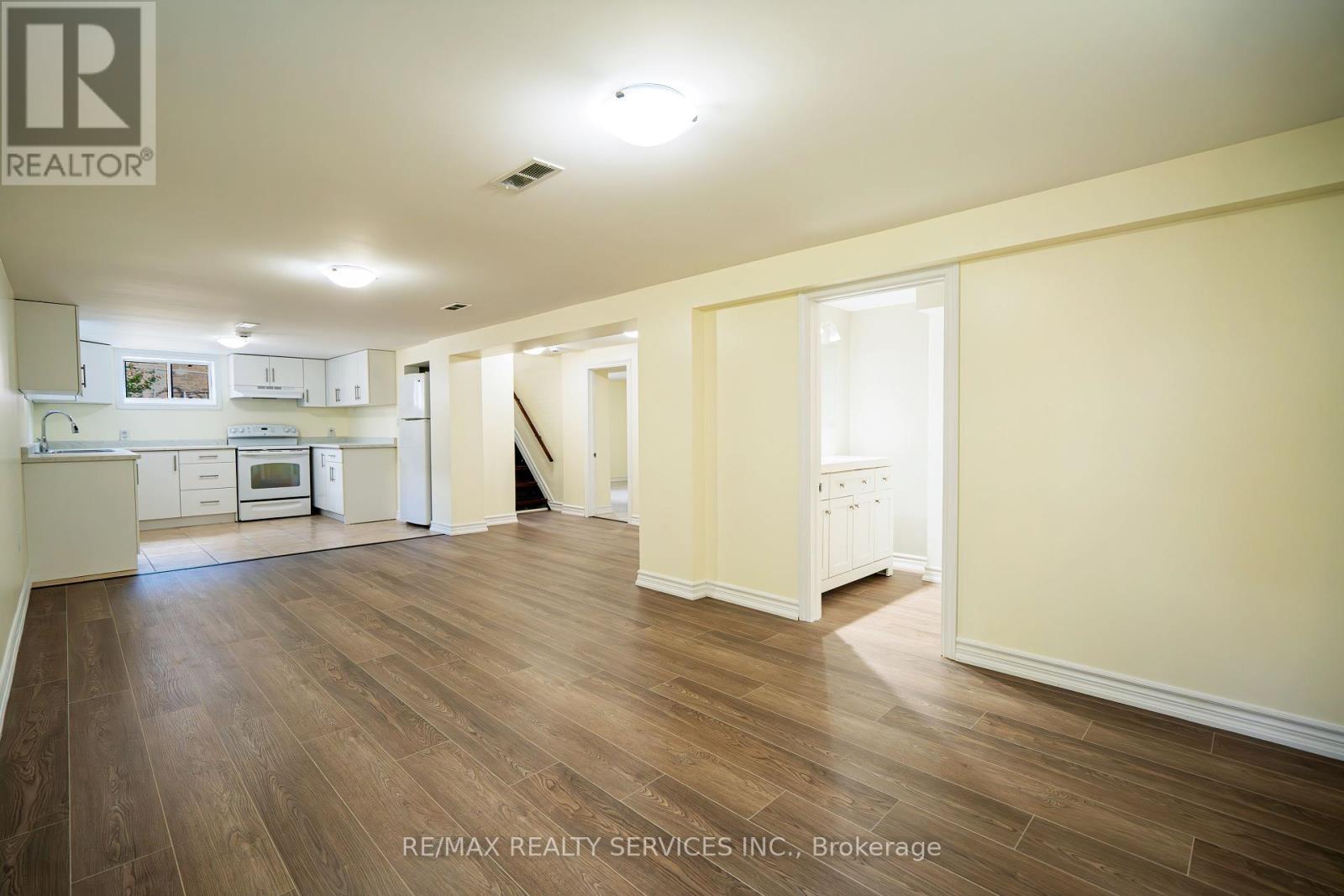 Photo 26 of 32 Eastern Avenue, Brampton ON