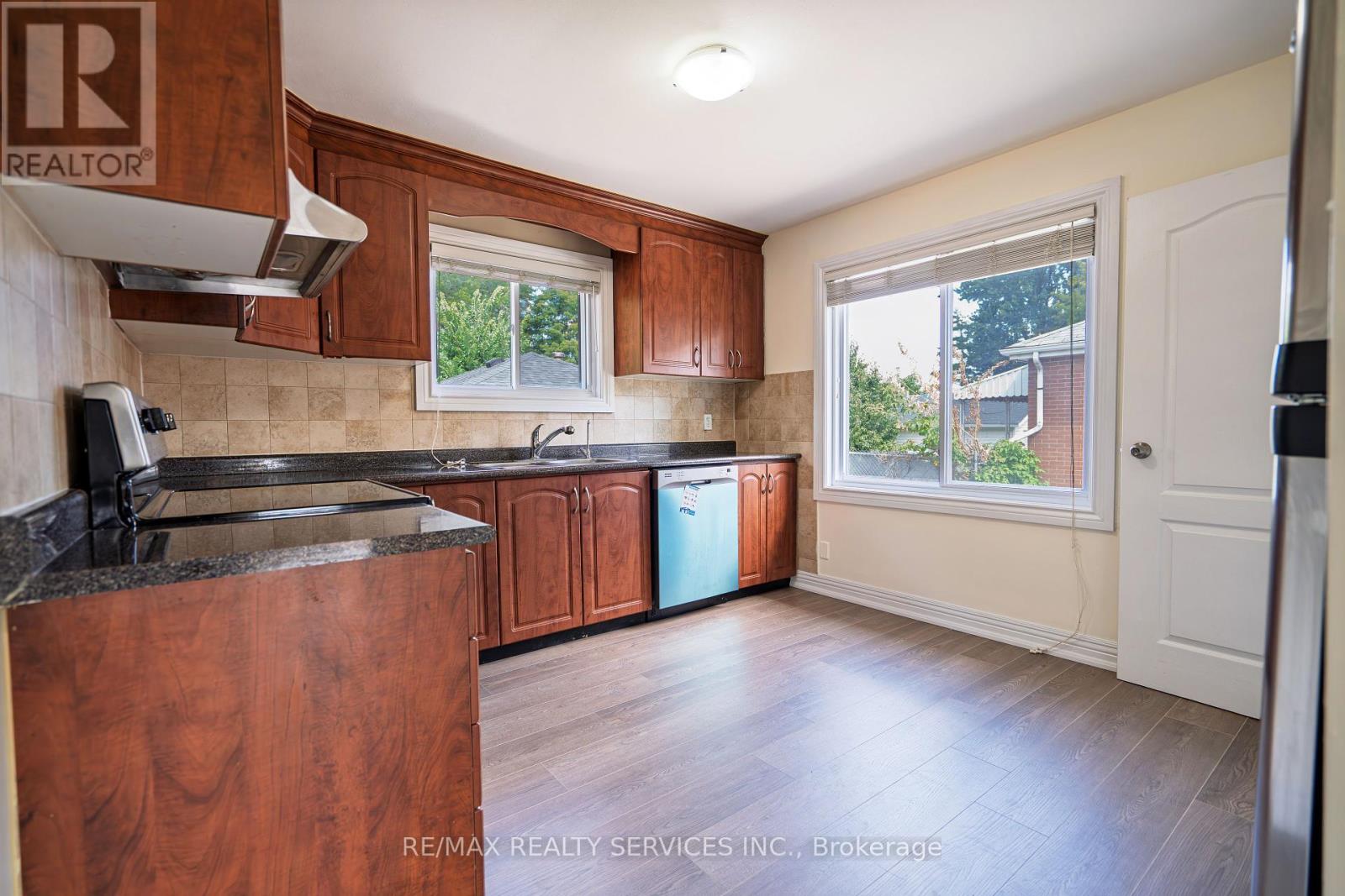 Photo 5 of 32 Eastern Avenue, Brampton ON