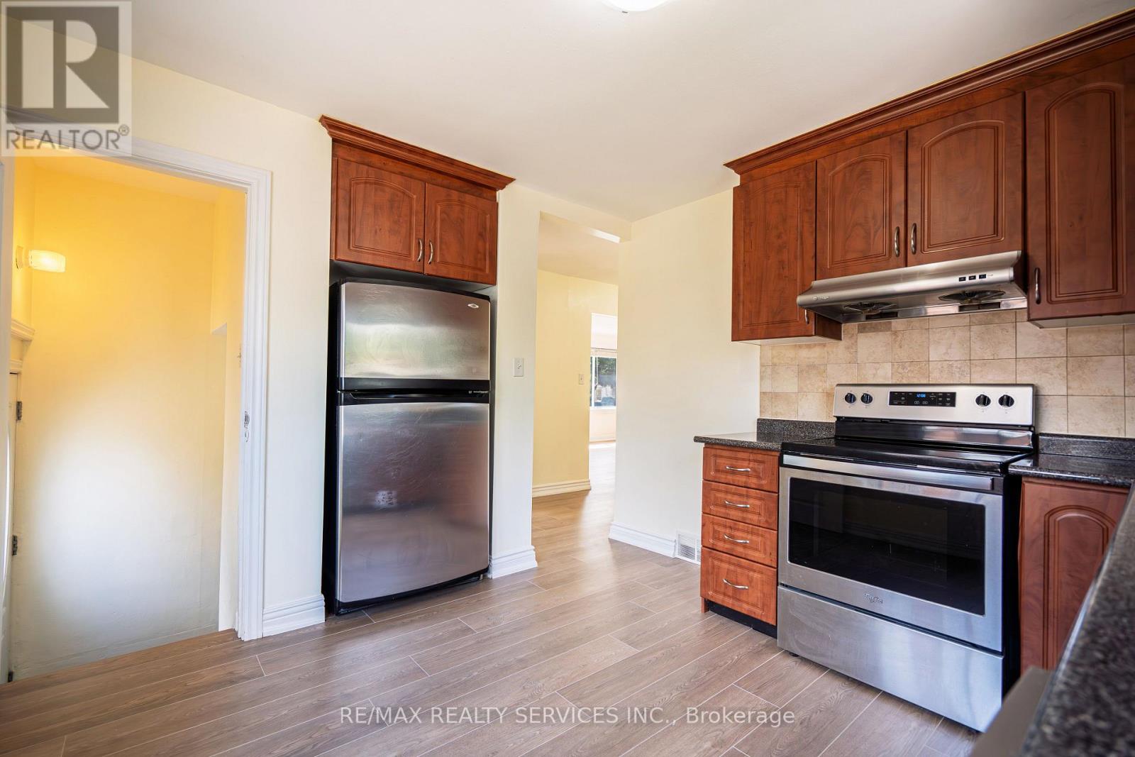 Photo 6 of 32 Eastern Avenue, Brampton ON