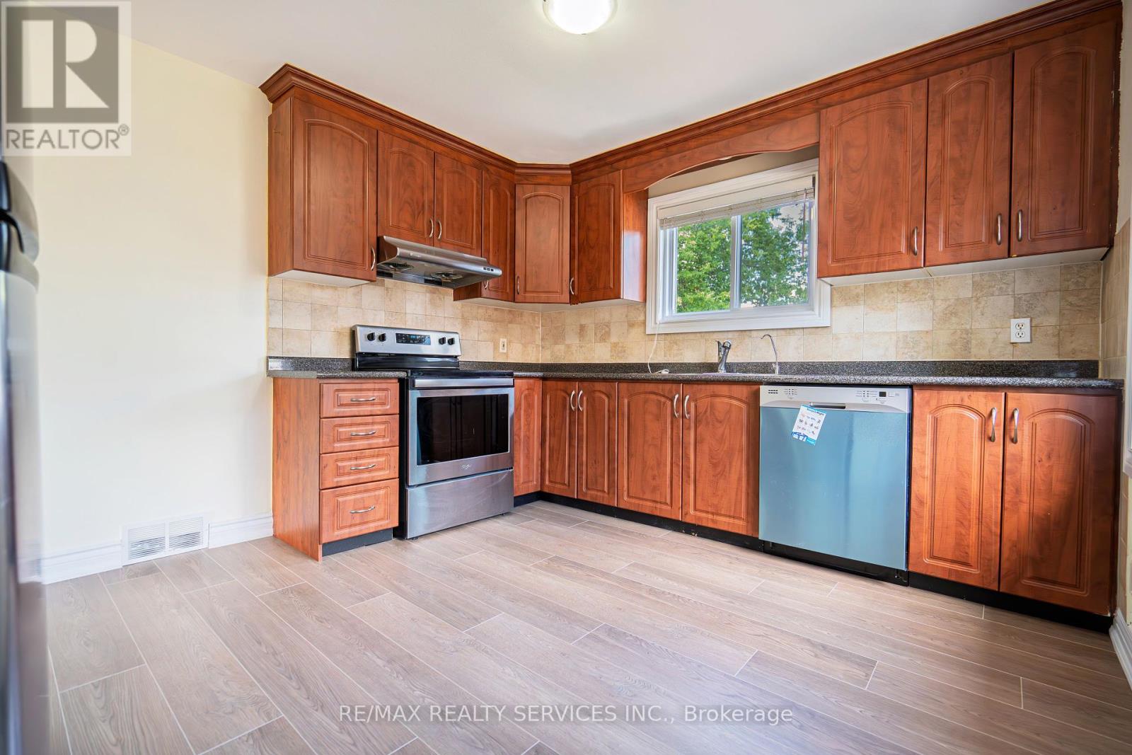 Photo 7 of 32 Eastern Avenue, Brampton ON