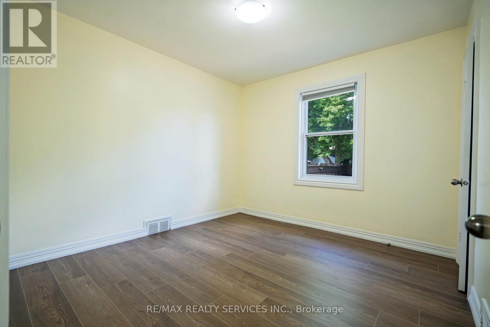 Photo 9 of 32 Eastern Avenue, Brampton ON