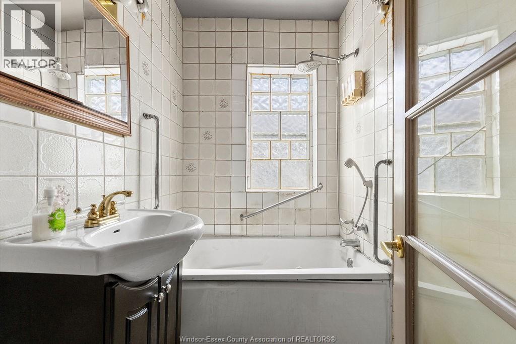 Photo 11 of 1159 Janette, Windsor ON