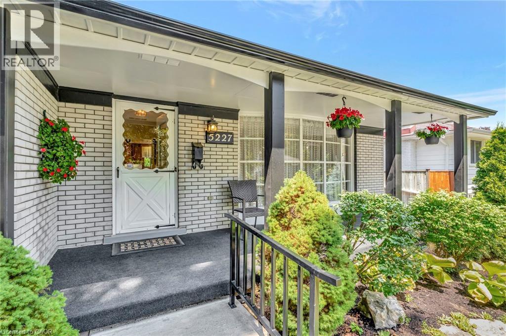Photo 3 of 5227 Mulberry Drive, Burlington ON