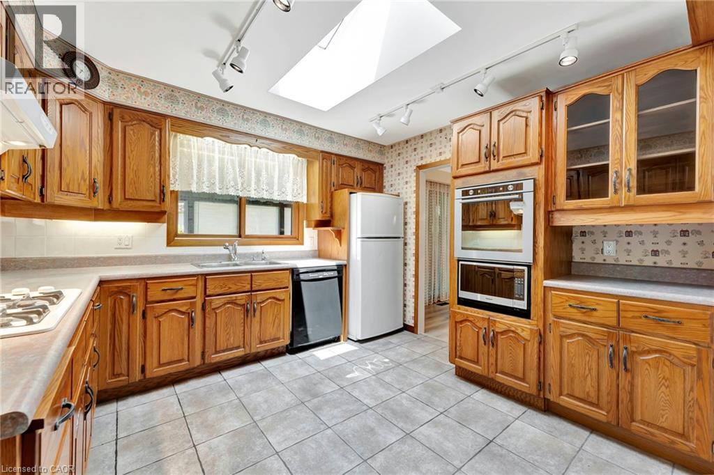 Photo 13 of 5227 Mulberry Drive, Burlington ON