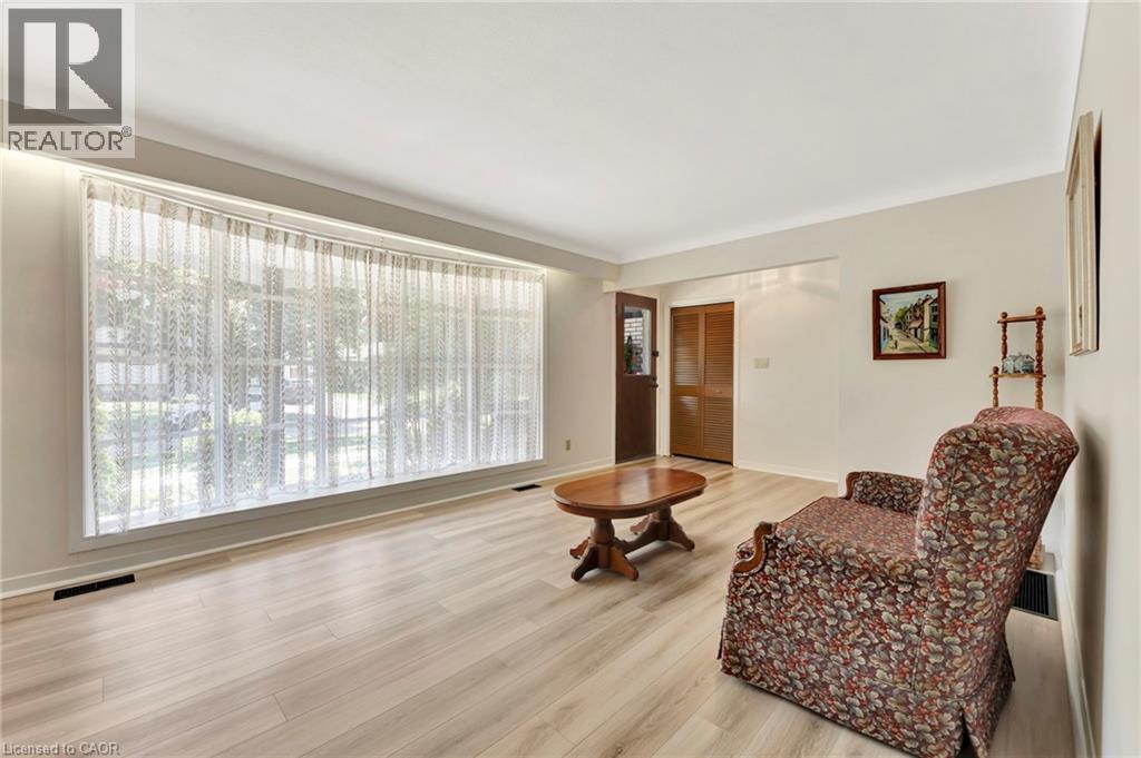 Photo 8 of 5227 Mulberry Drive, Burlington ON