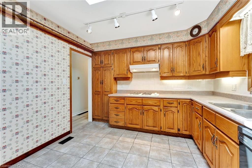 Photo 15 of 5227 Mulberry Drive, Burlington ON
