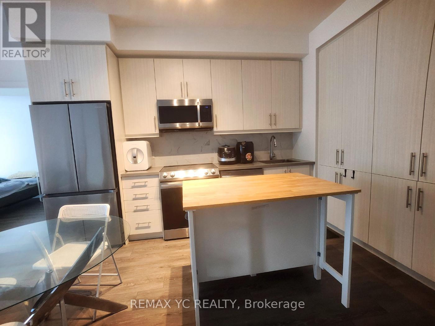 Photo 2 of 305 95 Oneida Crescent, Richmond Hill ON