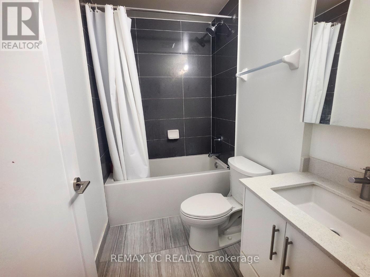 Photo 9 of 305 95 Oneida Crescent, Richmond Hill ON