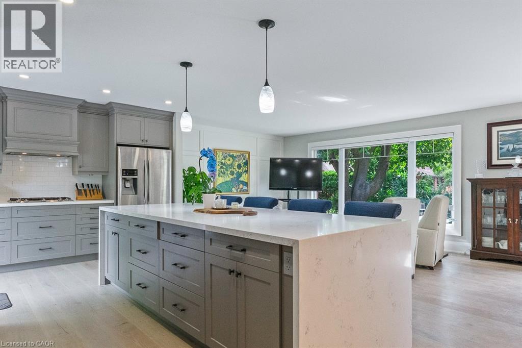 Photo 8 of 231 Southwood Court, Oakville ON